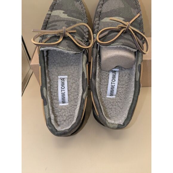 MINNETONKA Men\'s Moccasin Slippers US Size 9 CAMO Print Fabric Cozy Lined NEW